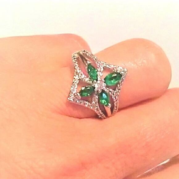 Ring Simulated Emeralds Diamonds Sz 7 Clover Blossom Fleur Brilliant Sparkle - Picture 8 of 13